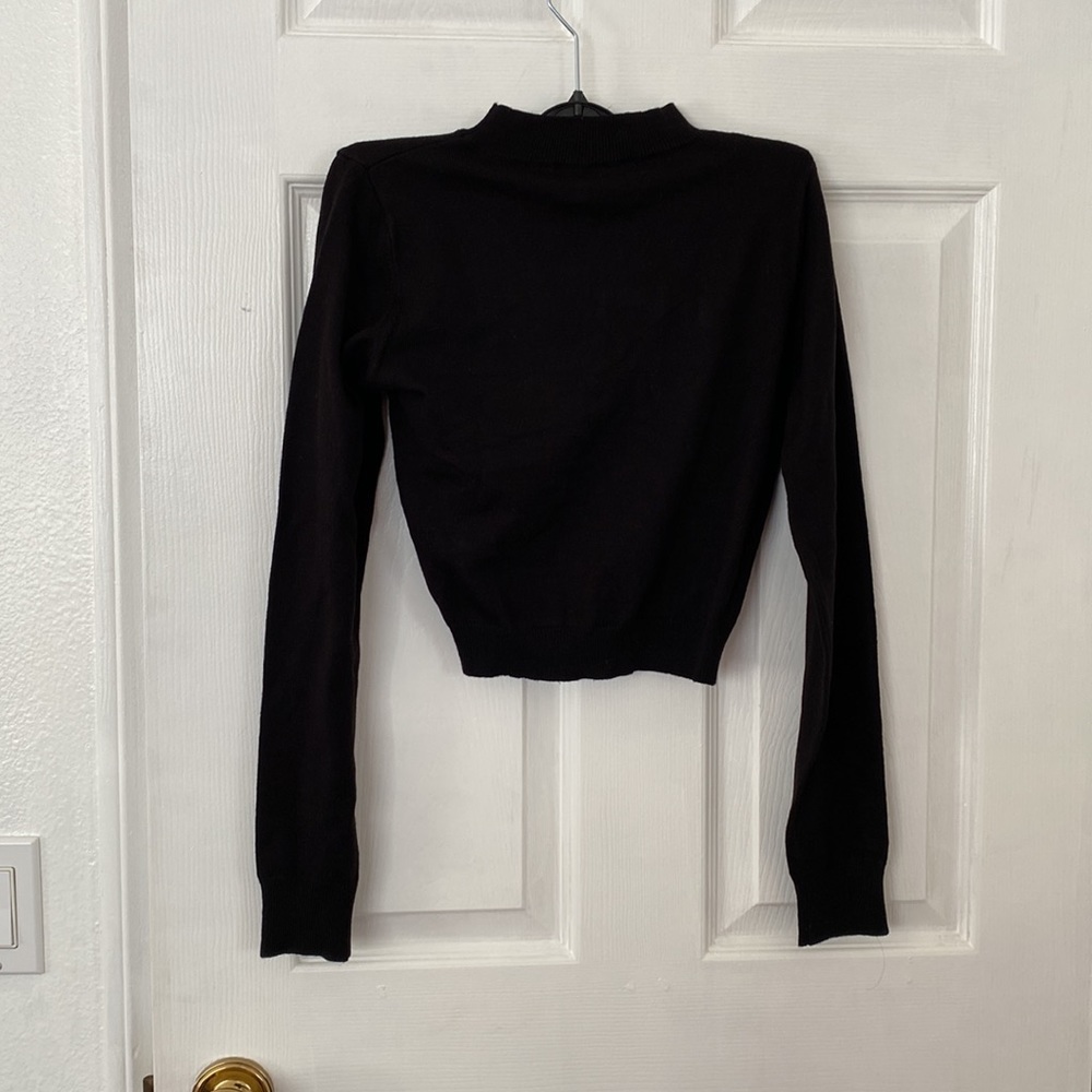 Forever 21 - V-Neck/Mock Neck cropped long sleeve (M) - Picture 2 of 3